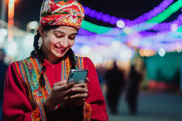সবুজ বিলাসবহুল গাউন পরা এক নারী অলংকৃত রুলেট চাকার পাশে—যা 7000 BDT–এর উচ্চমানের ক্যাসিনো পরিবেশকে প্রকাশ করে।